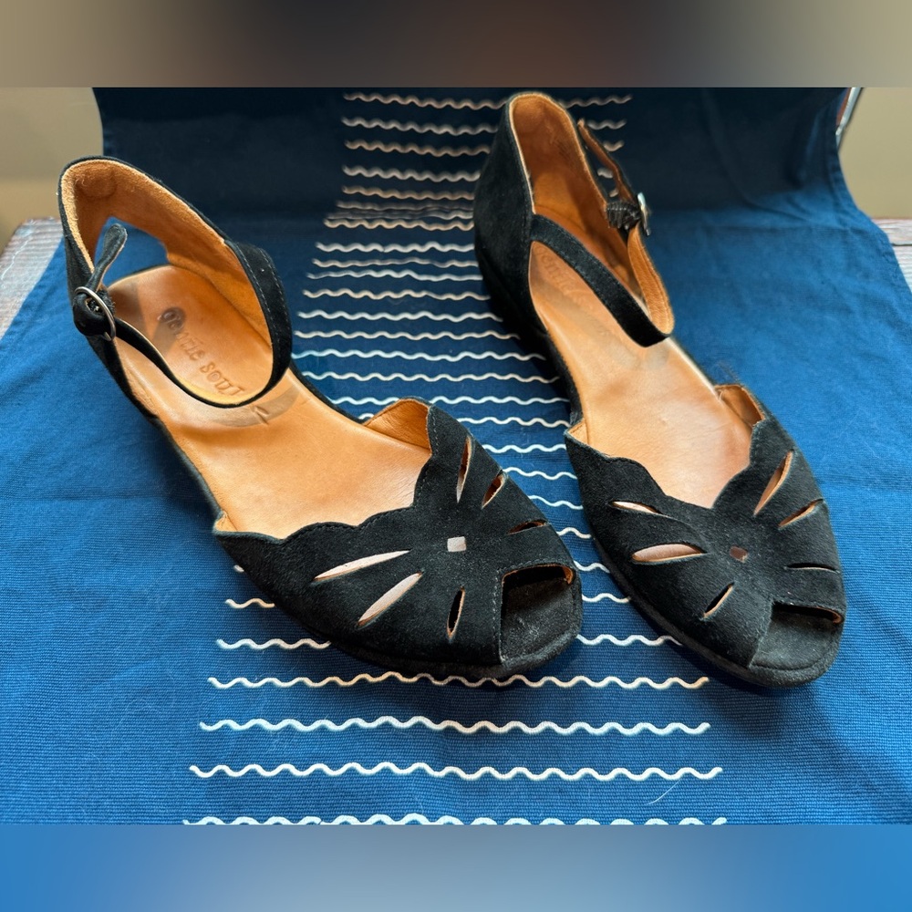 LAST CHANCE Gentle Souls by Kenneth Cole Lily Moon Wedge Sandal
